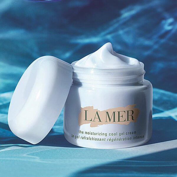 La Mer The NEW Moisturizing Cool Gel Cream มอยซ์เจอไรเซอร์เนื้อเจลสดชื่นใหม่ล่าสุดจากลาแมร์ที่ซึมเข้าสู่ผิวทันทีที่สัมผัส เหมาะสำหรับสภาพอากาศร้อนแบบประเทศไทย ปลอบประโลมผิวให้เย็นสบายและรู้สึกมีชีวิตชีวา   ผลิตภัณฑ์เนื้อเจลเย็นสดชื่น จะช่วยโอบอุ้มผิวไว้ด้วยความชุ่มชื้นมอบคุณประโยชน์เฉกเช่น Crème de la Mer ในสัมผัสที่เย็นสบาย แลดูเปล่งประกายอย่างเป็นธรรมชาติ ฟื้นบำรุงให้ผิวแลดูสุขภาพดี 