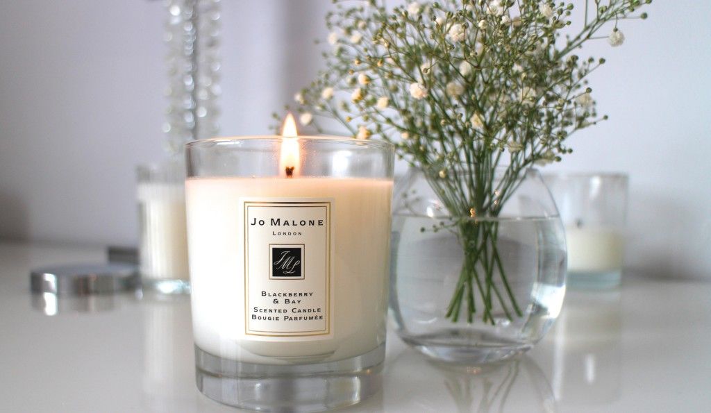 Jo Malone Blackberry & Bay Scented Candle 200g เทียนหอมสุดหรู กลิ่นจากผลแบล็คเบอร์รี่ คละเคล้ากับความหอมจากใบ bay และไม้ brambly จนได้เป็นกลิ่นที่มีความสดชื่นและเขียวขจีในแบบฟรุตตี้