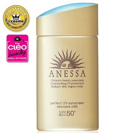 Anessa perfect UV sunscreen milk 60 ml. กันแดดสูตรใหม่ที่อุดมความชุ่มชื่น สูตรโลชั่นน้ำนมสีขาวเกลี่ยง่าย แห้งเร็ว ไม่มัน เวลาเหงื่อออกใบหน้าก็ไม่เป็นคราบ สามารถปกป้องผิวได้จากทั้งรังสี UVA  และ UVB ซึ่งเป็นสาเหตุสำคัญที่ก่อให้เกิดฝ้ากระ จุดด่างดำ และทำให้ผิวแห้งกร้านอีกด้วย ด้วยเทคโนโลยี Aqua Booster ที่ทำให้เนื้อครีมบางเบา  ปกป้องผิวคุณจากแสงแดดได้นานขึ้นถึง 8 ชั่วโมง พร้อมฟื้นบำรุงโทนผิวให้ดูกระจ่างใส รู้สึกแน่นกระชับ