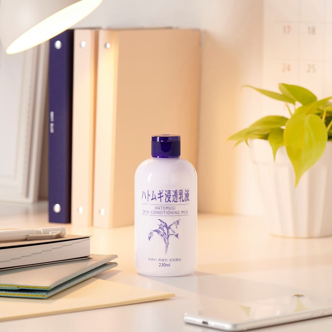 Hatomugi Skin Conditioning Milk 230ml โลชั่นน้ำนมจากญี่ปุ่น อุดมไปด้วยสารสกัดจากข้าวบาเล่ย์ และ ลูกเดือย ช่วยเติมเต็มความชุ่มชื่นให้ผิวได้อย่างล้ำลึก